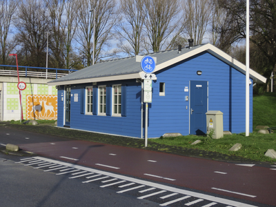907379 Gezicht op het kantoortje van WEGRA (Zandpad 133) te Utrecht, met op de achtergrond de Marnixbrug. WEGRA is de ...